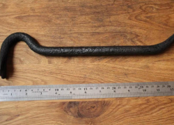 Монтировку с отпечатками пальцев забыл на месте преступления вор в Сочи