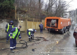 Городские службы откачали лужу у ТЦ «Летний» в Сочи