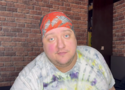 «Очень хочется жить»: уроженец Сочи Роман Попов ослеп, теряет слух и не может двигаться