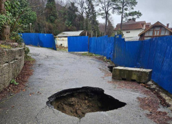 Пока власти отмалчиваются, люди оказались в блокаде: огромная дыра образовалась посреди дороги в Сочи