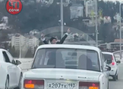  Свадебный кортеж и гость с пистолетом создали пробку на трассе «Джубга–Сочи»