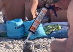 Замок из гальки и герметика: необычного строителя заметили на пляже в Сочи