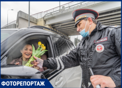«Дарите женщинам цветы»: сотрудники сочинского ГИБДД поздравили автолюбительниц с 8 марта 