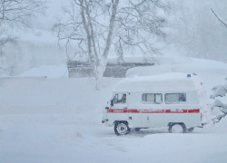В заснеженном Туапсинском районе фельдшеры пешком добираются к пациентам.