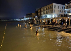 Газовые горелки и толпы людей: как прошли Крещенские купания на море в Сочи