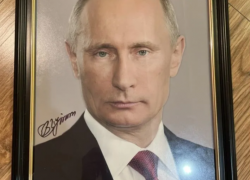 За 700 тысяч рублей продают в Сочи портрет Путина с автографом