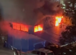 Гараж и 5 машин сгорели ночью в Сочи