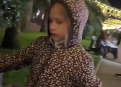 10-летняя девочка продает украшения в центре Сочи, чтобы заработать на акваланг