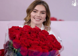 Алина Кабаева показала роскошный букет алых роз, подаренный в Сочи