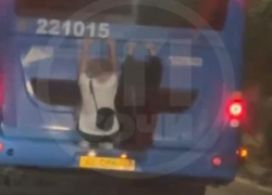 Малолетние зацеперы прокатились на бампере автобуса в Сочи