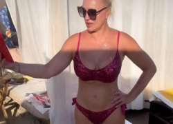 50-летняя Алла Довлатова показала фигуру в бикини на отдыхе в Сочи