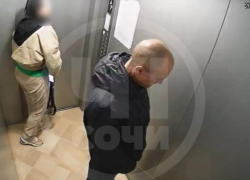 В Сочи мужчина справил нужду в лифте на глазах у соседки