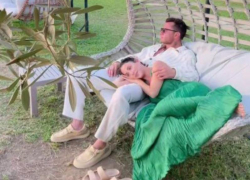 Павел Прилучный прилетел с женой и двухлетним сыном в Сочи