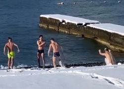  В Сочи молодые люди искупались в Черном море и извалялись в снегу 