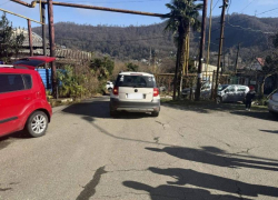 3-летнего ребенка, на самокате выезжающего из-за машины, сбили в Сочи 