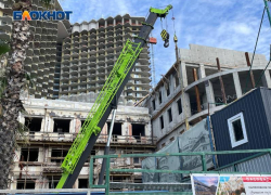 Впереди – разруха, сзади – небоскребы: как проходит реставрация гостиницы «Приморская» в Сочи