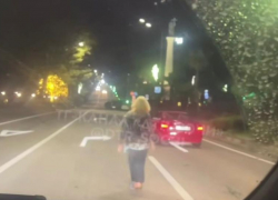 Неадекватная блондинка снова устроила шоу на проезжей части в Сочи