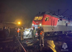 Два человека погибли после столкновения поезда «Владикавказ-Адлер» с легковушкой 
