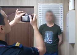 Полиция оперативно нашла вандала, разгромившего машины в Сочи