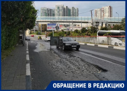 «Знак поставили и бросили»: жительница Сочи рассказала о забытой яме в центре города