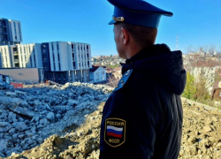 Самовольно построенный трехэтажный дом снесли в Сочи