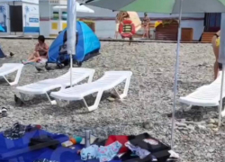 На муниципальном пляже в Сочи "отжимают" общедоступные места под бизнес