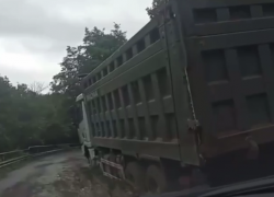 «Искра, как после бомбежки»: большегрузы превратили в месиво дорогу  в Сочи