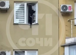 Многоквартирный дом пострадал при атаке беспилотников в Сочи