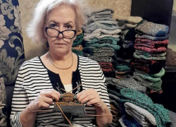 Сотрудница ГИБДД Сочи связала 1000 пар носков бойцам в зону СВО