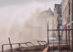  Шторм «черноморский молот» бушует в Сочи