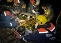 Истекающего кровью мужчину эвакуировали из леса в Сочи