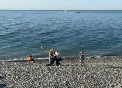 На пляжах Сочи в январе царит летняя атмосфера