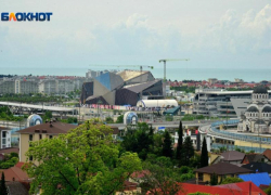 Мэр Сочи Андрей Прошунин потребовал пускать людей в укрытия отелей и ТЦ при угрозе атаки БПЛА