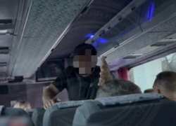 В Сочи агрессивный водитель экскурсионного автобуса вызвал пассажира на дуэль