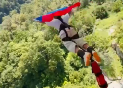 С российским флагом прыгнула с банджи в Сочи призер Олимпиады