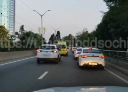 В Сочи хитрый водитель на иномарке «преследовал» карету скорой помощи, чтобы не стоять в пробке