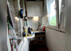 Квартира с кухней на балконе, которую продают в Сочи за 2,9 млн, признана самой странной в России