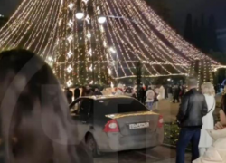 Автомобилист из Чечни нагло заехал на пешеходную площадь в Сочи 