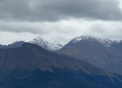 На горных вершинах в Сочи выпал первый снег 
