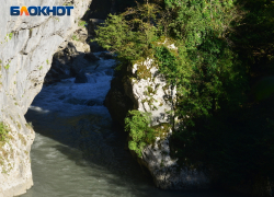 Туристов с грудничком эвакуировали спасатели Сочи из каньона реки Куапсе