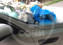Сочинцы забросали мусором неправильно припаркованный автомобиль