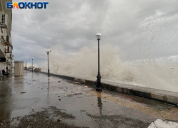 Грязь, щепки, разрушенные и затопленные набережные: последствия шторма «Черный молот» в Сочи