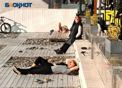 Температура +16 подтолкнула отдыхающих начать загорать в Сочи 