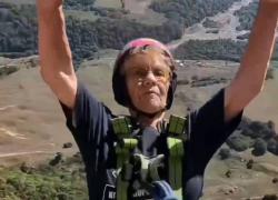 В Абхазии бабушка сделала несколько сальто в воздухе, прыгнув на роупджампинге 