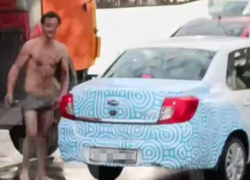 Неадекватный мужчина в одних трусах кидался под машины в Сочи