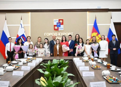  Шесть жительниц Сочи получили знак почета «Материнская слава» накануне праздника