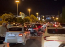 Таксисты перекрыли выезд из аэропорта Сочи из-за нежелания платить