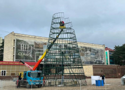 Новогоднюю елку и другие атрибуты праздника убрали с площади Флага в Сочи 