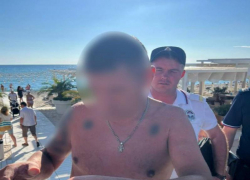 Туриста, отдыхающего на пляже в Сириусе, наказали за экстремистскую татуировку