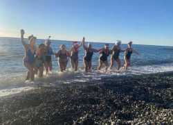 «Адлерские моржи» устроили январский заплыв в Сочи 